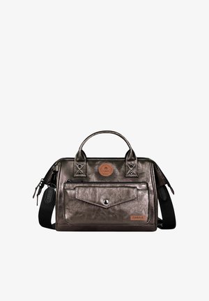Kompakte dunkelbraune Ledertasche mit zwei Henkeln, vordere Reißverschlusstasche mit Klappe und Druckknopf sowie abnehmbarem schwarzem Schulterriemen.