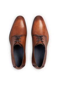 Braune Lederschuhe mit einem perforierten Design, runder Spitze und grauen Schnürsenkeln. Glatte Textur mit einem kontrastierenden dunkleren Innenfutter und subtilen Nähten.