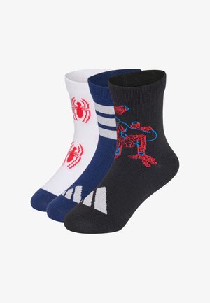 Drei Paar Crew-Socken mit Spider-Man-Designs: weiße mit roten Spinnen-Logos, blaue mit weißen Streifen und schwarze mit einer rot-blauen Spider-Man-Figur.