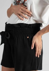 Cache Coeur MATERNITY NUBIE - Shorts - black