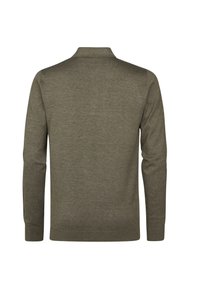 Maglione polo a maniche lunghe verde oliva realizzato in morbido tessuto a maglia, con colletto classico e polsini a costine con leggero elastico.