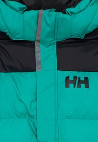 Zelená a čierna perovaná bunda s vertikálnym reflexným pásom vpredu a logom "HH" na hrudi.