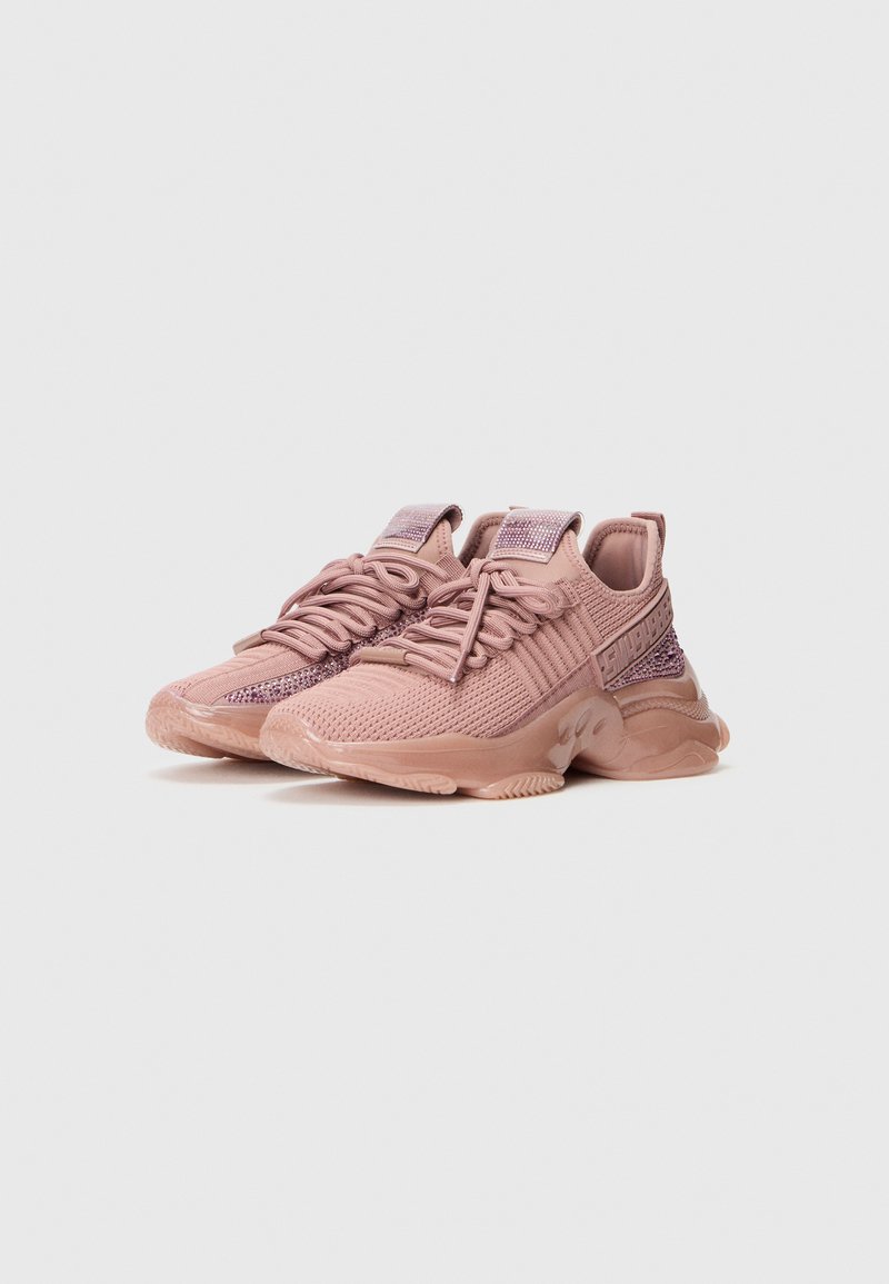 Ein Paar rosa gestrickte Sneaker mit dicken Sohlen, Schnürsenkeln und glitzernden Details auf Zungen und Fersen, platziert vor einem weißen Hintergrund.