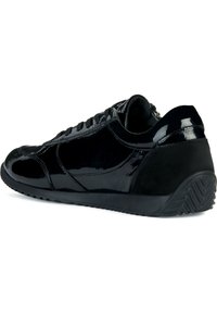 Baskets noires avec une tige en cuir verni brillant et des accents en suède. Bout rond, design à lacets et semelle en caoutchouc avec une texture antidérapante.