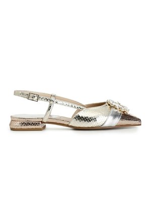 Metalické zlaté a stříbrné slingback baleríny s špičatou špičkou, texturovaným hadím vzorem, ozdobené dekorativní sponou vpředu.