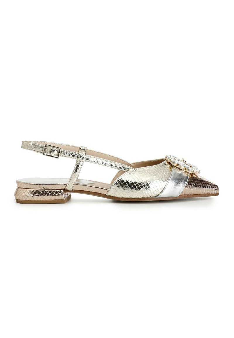 Metalické zlaté a stříbrné slingback baleríny s špičatou špičkou, texturovaným hadím vzorem, ozdobené dekorativní sponou vpředu.