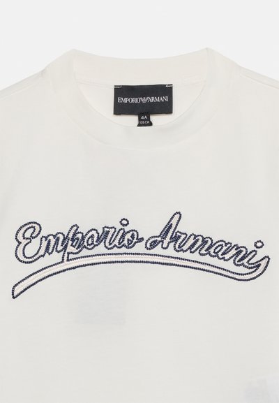Λευκό μπλουζάκι με κεντητό λογότυπο "Emporio Armani" σε ναυτικό μπλε και μαύρη ετικέτα λαιμού που εμφανίζει το όνομα της μάρκας και το μέγεθος 4A, 106 εκ.