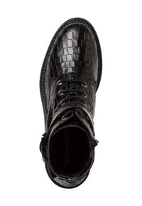 Bottine noire à la texture en motif crocodile, avec un bout rond, un laçage à l'avant et des accents en métal. Fini en cuir lisse.