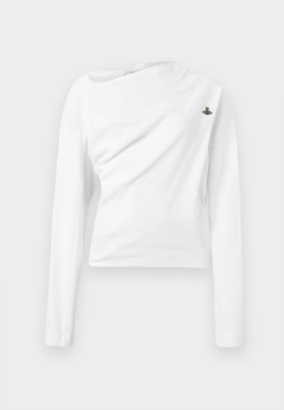 Άσπρο μακρυμάνικο εφαρμοστό τοπ με ασύμμετρο ντεκολτέ και μικρό κεντητό μπλε και χρυσό λογότυπο σφαίρας στο αριστερό στήθος.