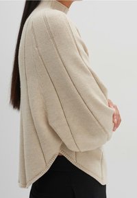 someday. Stickad tröja - beige