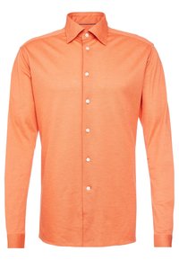 Camisa de manga larga naranja, hecha de una tela con una ligera textura, que presenta un cuello de punto y seis botones blancos en la parte delantera.