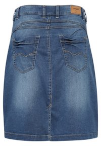 Jeanskjol i medelblått med en figurnära design, fem fickor och kontrasterande gula sömmar. Märkesetikett "cream" vid midjan.