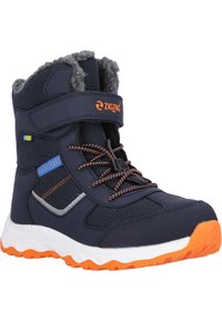 Marineblaue Kinderstiefel mit Kunstfutter, orangefarbigen Akzenten, Mesh-Gewebe, verstellbarem Riemen und einer robusten, weiß-orangefarbenen Sohle für besseren Halt.