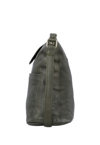 Borsa a spalla in pelle verde con una texture liscia, tasca laterale e una tracolla con hardware in metallo e dettagli di cucitura.