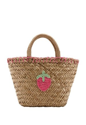 Sac à main en paille tissée avec des poignées arrondies, une couture rose le long du bord supérieur, et une décoration en fraise crochetée à l'avant.