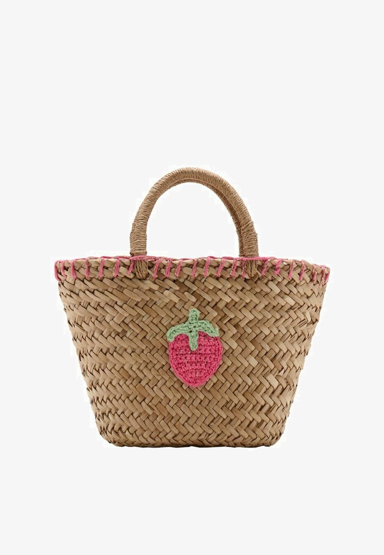 Sac à main en paille tissée avec des poignées arrondies, une couture rose le long du bord supérieur, et une décoration en fraise crochetée à l'avant.