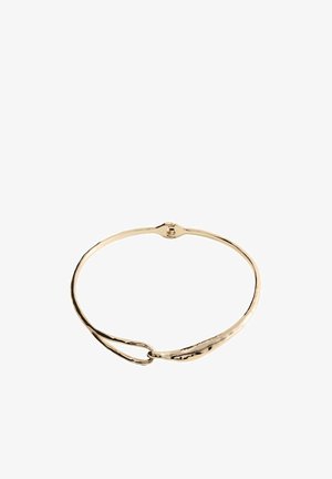 Bracelet en métal doré avec un design légèrement torsadé, ouvert aux extrémités, et une petite fermeture à clip.