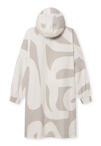 Lång kappa med huva, tillverkad av lätt material. Har en krämfärgad ton med stora abstrakta taupe-mönster och elastiska ärmslut.