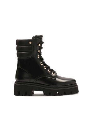 Sorte læderkampstøvler med en kraftig sål. Har guldøjer, polstret krave og teksturerede detaljer på oversiden.