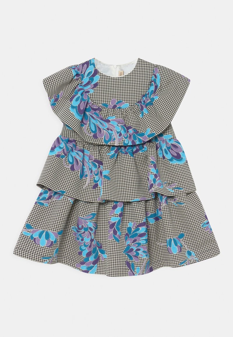 Czarna i biała sukienka w wzór houndstooth z niebieskimi i purpurowymi kwiatowymi wzorami, z falbaniastymi rękawami i warstwowym designem spódnicy.