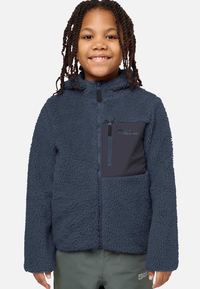 Marineblaues Fleece-Jacke mit strukturiertem Stoff, Frontreißverschluss, Kapuze und einer Brusttasche mit einem kontrastierenden Stoffpanel.