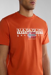 Napapijri S-AYLMER - Camiseta estampada - orange burnt