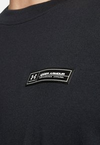 Under Armour HEAVYWEIGHT ARMOUR LABEL - Camiseta estampada - black