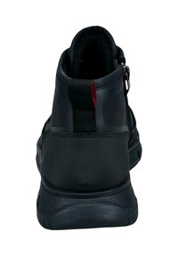Schwarze High-Top-Sneaker mit strukturiertem Fersenbereich, Zuglasche mit rotem Stich, gepolstertem Kragen und seitlichem Reißverschluss, von hinten betrachtet.