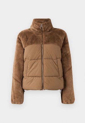 Barna puffernadrág, puha, bolyhos felső résszel. Magas gallérral, elülső cipzárral és két oldalzsebbel rendelkezik.