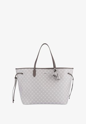 Sac fourre-tout gris avec une surface ornée de motifs, des poignées doubles et un grelot décoratif. Présente des œillets en métal et des fermetures à cordon sécurisées.