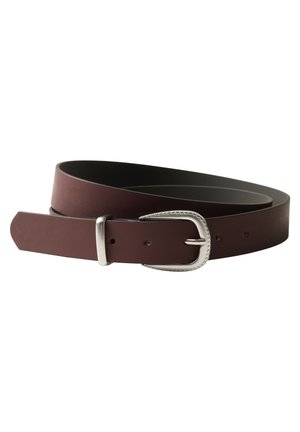 Ceinture en cuir brun foncé avec une boucle en métal argenté, enroulée à plat sur un fond blanc.