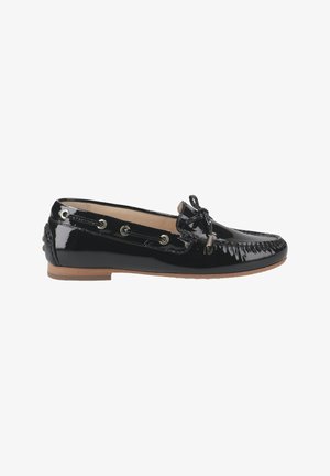 Mocassin en cuir verni noir avec un design tissé, des détails de fermeture à lacets et des œillets dorés. Présente une semelle en bois basse et une texture lisse.