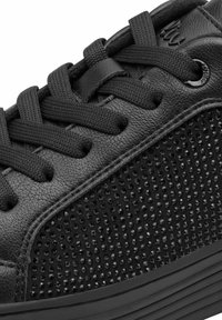 Sneaker nera in pelle liscia e tessuto testurizzato, con un motivo di punti in rilievo, lacci rotondi e suola in gomma per una maggiore durata.