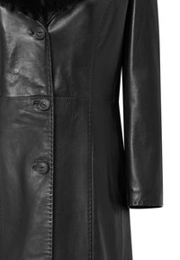 Czarny skórzany płaszcz z gładką teksturą, sześcioma guzikami oraz szerokim futrzanym kołnierzem, z dopasowanymi szwami podkreślającymi jego fason.