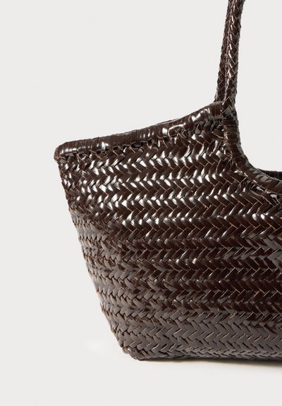 Καφέ υφασμένος φάκελος με δομημένο σχήμα, διαθέτοντας γυαλιστερή επιφάνεια και πλεγμένη υφή. Οι λαβές είναι ανθεκτικές και υφασμένες.