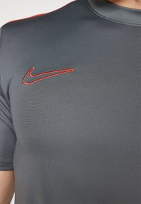 Nike Performance TOP  - Camiseta deportiva - iron grey/dragon red