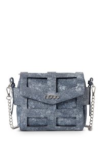 Jeans-Crossbody-Tasche mit silberner Kettenriemen, strukturiertem Design und Cut-out-Akzenten. Blaugraue Farbe, weiche Textur.