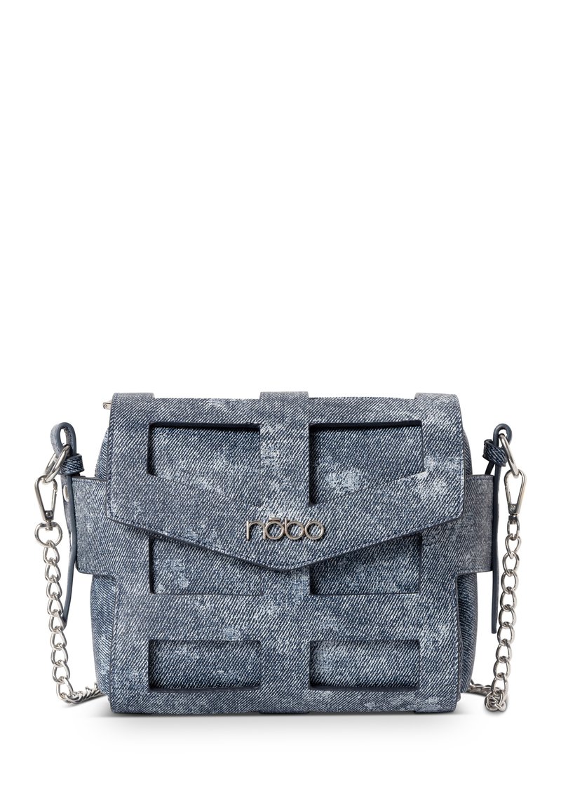 Jeans-Crossbody-Tasche mit silberner Kettenriemen, strukturiertem Design und Cut-out-Akzenten. Blaugraue Farbe, weiche Textur.