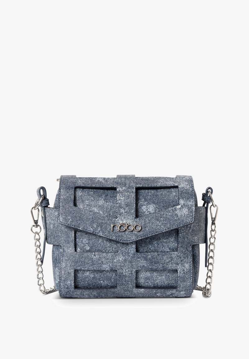 Borsa a tracolla in denim con tracolla in catena argentata, caratterizzata da un design strutturato e dettagli a intaglio. Colore blu-grigio, texture morbida.
