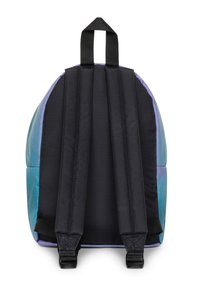 Widok z tyłu plecaka z czarną tkaninową podstawą, dwoma wyściełanymi paskami oraz połyskującym gradientowym wzorem w odcieniach niebieskiego i fioletowego.