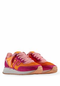 Sneaker colorati con tonalità di rosa, arancione e viola. Presentano un mix di suede e rete, lacci tondi e suole in gomma texturizzata.