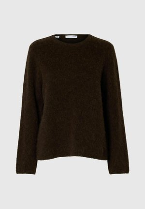 Tamsiai rudas pūkuotas ilgas rankovės megztinis su šiek tiek laisvu siluetu ant šviesaus fono.