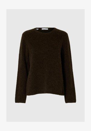 Tamsiai rudas pūkuotas ilgas rankovės megztinis su šiek tiek laisvu siluetu ant šviesaus fono.