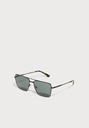 Ochelari de soare de tip black metal, cu lentile dreptunghiulare de culoare gri închis. Urechi cu model țestoasă și suporturi pentru nas pentru confort. Design cu ramă subțire.