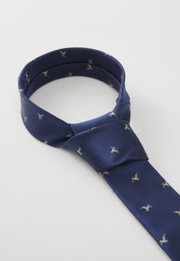 Cravate bleu marine en tissu lisse, ornée d'un subtil motif de rayures diagonales et de petits motifs d'oiseaux en broderie dorée et bleue.