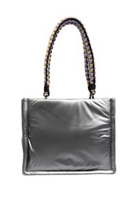 Sac fourre-tout gris rembourré avec une finition brillante, doté d'une sangle tressée en jaune, violet et noir. Design rectangulaire épuré et coutures contrastantes.