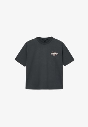 T-shirt in cotone grigio scuro con scollo rotondo e maniche corte, caratterizzata da un logo floreale "ALL-SAINTS" stampato sul petto.