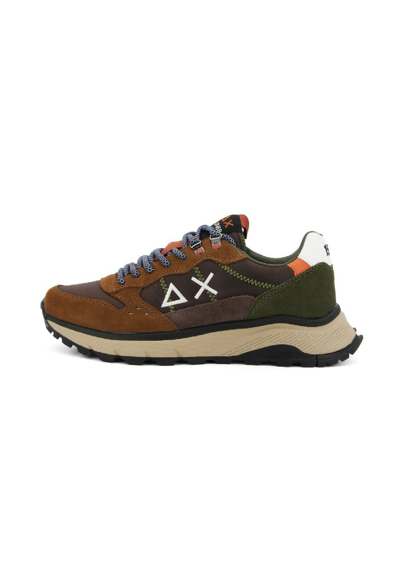 Baskets marron et vert en matériaux en daim et en tissu, avec des lacets bleus, des accents oranges et une semelle en caoutchouc texturée.