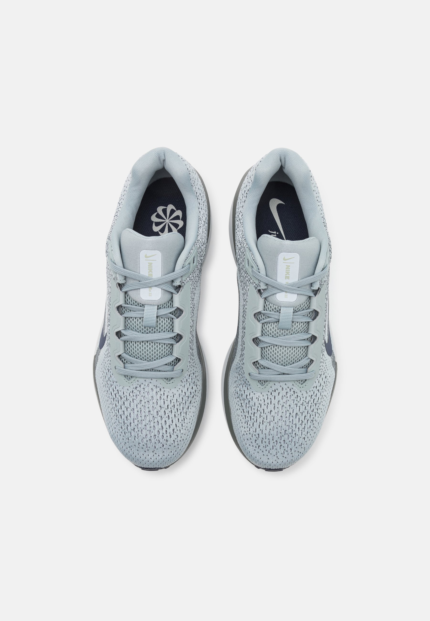 nike challenger trainers lt silver off noir dk smoke grey