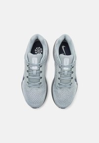 Nike Performance AIR WINFLO 11 - Scarpe da corsa su strada - lt pumice/obsidian-iron grey-lt silver-pure platinum-jade horizon